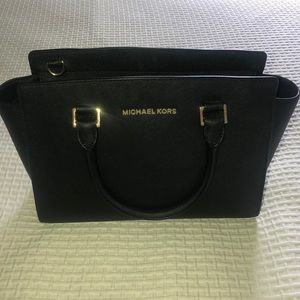 Michael Kors Women’s Selma Medium Top Zip Purse